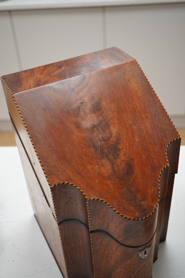 A Georgian mahogany knife box, original interior, 32cm